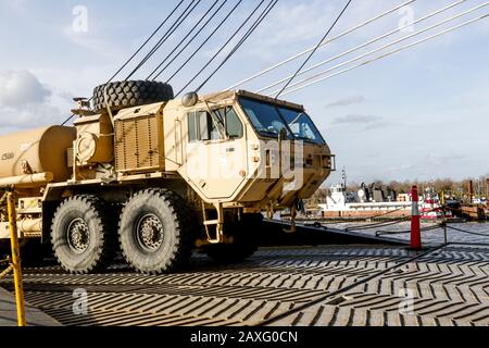 Soldaten mit 2nd Armored Brigade Combat Team, 3rd Infantry Division, laden einen schwer Ausgebauten Mobility Tactical Truck der US Army M978 auf den amerikanischen Roll-On Roll-Off (Ro-Ro) Carrier Green Bay in Savannah, GA, am 10. Februar 2020, in Vorbereitung auf DEFENDER-Europe 20. Übung DEFENDER-Europe 20 ist der Einsatz einer kampfglaubwürdigen Streitmacht in Größe einer Division von den Vereinigten Staaten nach Europa, die Zeichnung von Army Prepositioned Stock und die Bewegung von Personal und Ausrüstung über das Theater in verschiedene Trainingsbereiche. (USA Armee Foto von Pfc. Daniel J. Alkana, 22. Mobiles Public Affairs Detachment Stockfoto