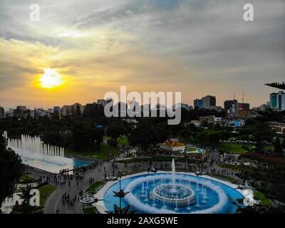 Sky View Magic Water Circuit im Park des Reservats (der größte Brunnenkomplex der Welt) in Lima, Peru Stockfoto