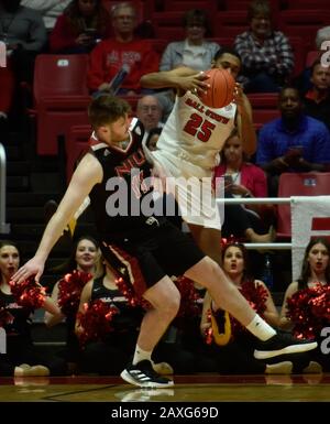 Muncie, Indiana, USA. Februar 2020. Ball State Cardinals Forward TAHJAI TEAGUE (25) und Northern Illinois Huskies Forward NOAH MCCARTY (11) kollidieren während der zweiten Halbzeit in der Worthen Arena in Muncie. McCarty wurde zum Foul aufgerufen. Kredit: Richard Sitler/ZUMA Wire/Alamy Live News Stockfoto