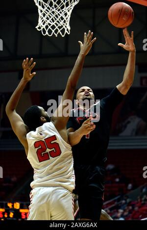 Muncie, Indiana, USA. Februar 2020. Northern Illinois Huskies Forward LACEY JAMES (4) punktet über Ball State Cardinals Forward TAHJAI TEAGUE (25), um die Huskies in der zweiten Halbzeit in der Worthen Arena in Muncie innerhalb von drei auf 56 bis 53 zu setzen. Kredit: Richard Sitler/ZUMA Wire/Alamy Live News Stockfoto