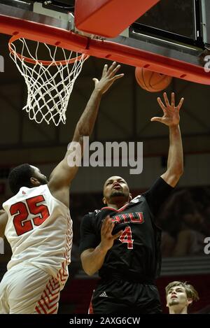 Muncie, Indiana, USA. Februar 2020. Der nordillinische Huskies Forward LACEY JAMES (4) versucht in der zweiten Halbzeit in der Worthen Arena in Muncie einen Schuss über Ball State Cardinals Forward TAHJAI TEAGUE (25). Kredit: Richard Sitler/ZUMA Wire/Alamy Live News Stockfoto