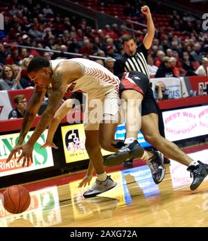 Muncie, Indiana, USA. Februar 2020. Ball State Cardinals Guard ISHMAEL EL-AMIN (5) wird von Northern Illinois Huskies Guard ZAIRE MATEEN (5) mit weniger als einer Minute Rückstand in der Worthen Arena in Muncie gefoult. El-Amin traf die Freiwürfe, um das Spiel zu Eis. Kredit: Richard Sitler/ZUMA Wire/Alamy Live News Stockfoto