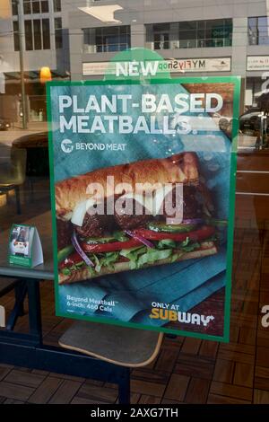 Hinter Meatballs Auf Fleischbasis Schild im Fenster des Subway Submarine Sandwiches Store, Vancouver, BC, Kanada Stockfoto