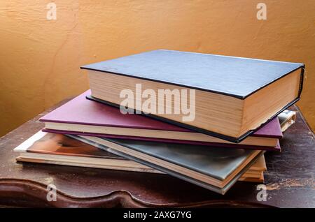 Stapel Von Büchern Auf Altem Tisch Im Innenbereich Stockfoto