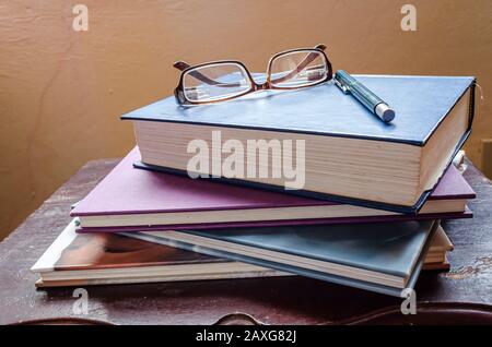 Stapel Von Büchern, Stift Und Brille Stockfoto