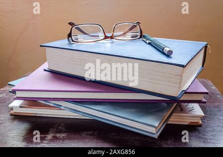Hardcover-Bücher, Stift Und Brille Stockfoto