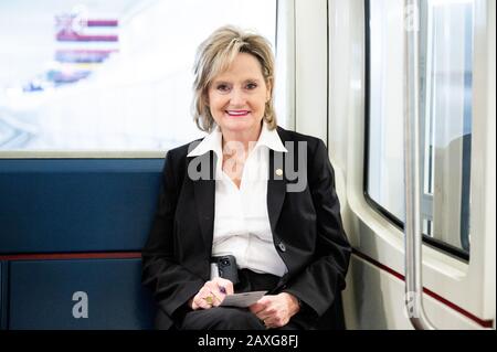 Washington, Vereinigte Staaten. Februar 2020. US-Senator Cindy Hyde-Smith (R-MS) fährt auf der Senate Subway zum Kapitolgebäude. Credit: Sopa Images Limited/Alamy Live News Stockfoto