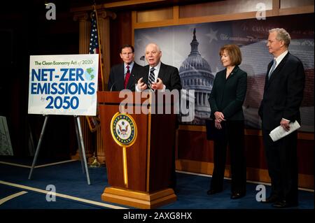 Washington, Vereinigte Staaten. Februar 2020. Senator Ben Cardin (D-MD) spricht über das Clean Economy Act von 2020 in Washington. Credit: Sopa Images Limited/Alamy Live News Stockfoto