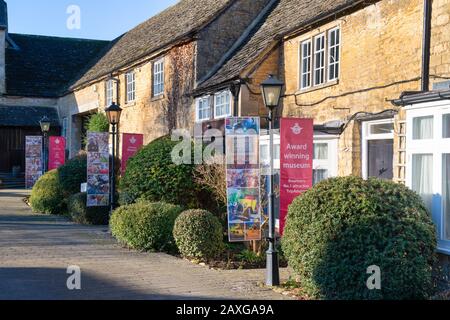 Das Automobilmuseum im Wintersonnenlicht. Bourton on the Water, Cotswolds, Gloucestershire, England Stockfoto