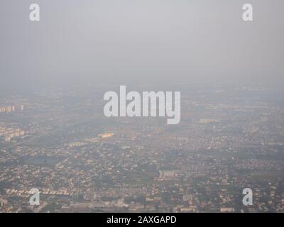 Bangkok/Thailand - 24. Januar 2020: Hochansicht des Flugzeuges mit staubiger Sicht, PM 2,5 in der Luft, Verschmutzung in Bangkok, Thailand. Stockfoto