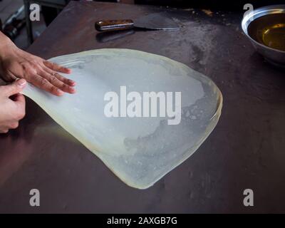 Roti, Roti schw Mehl von roti Teekocher mit Öl. Traditionelles indisches Essen. Hand Roti. Stockfoto