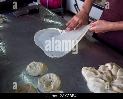 Roti, Roti schw Mehl von roti Teekocher mit Öl. Traditionelles indisches Essen. Hand Roti. Stockfoto