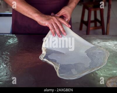 Roti, Roti schw Mehl von roti Teekocher mit Öl. Traditionelles indisches Essen. Hand Roti. Stockfoto