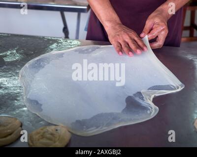 Roti, Roti schw Mehl von roti Teekocher mit Öl. Traditionelles indisches Essen. Hand Roti. Stockfoto