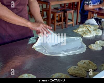 Roti, Roti schw Mehl von roti Teekocher mit Öl. Traditionelles indisches Essen. Hand Roti. Stockfoto