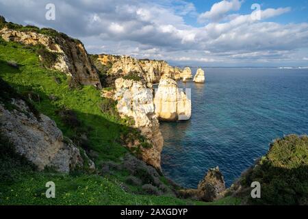 Landschaftlich schöne Felsformationen der Küste der Algarve mit türkisfarbenem Wasser in Ponta da Piedade an der Algarve Portugal Stockfoto