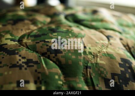 Militärarmee thermisch grüne Tarndecke Textil Nahaufnahme Stockfoto