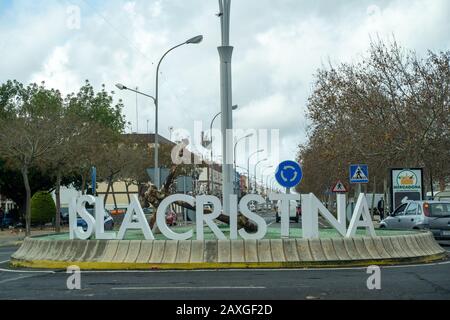 Isla Cristina, Spanien - 23. Januar 2020: Schild in einem Kreisverkehr, der Besucher in der Stadt Isla Cristina willkommen heißt Stockfoto