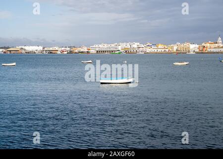 Eine Handvoll Boote im Hafen im Winter in Isla Cristina, Spanien Stockfoto