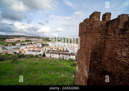 Blick auf die Dächer und das Stadtbild von Silves Portgual von der Burgruine - Region Algarve Stockfoto