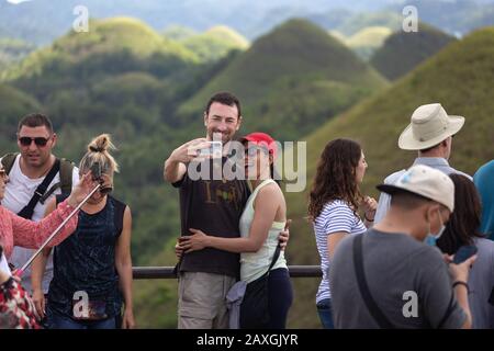 Bohol, Philippinen - 27. Januar 2020: Viele Touristen besuchen Chocolate Hills Stockfoto