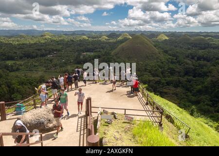 Bohol, Philippinen - 27. Januar 2020: Viele Touristen besuchen Chocolate Hills Stockfoto