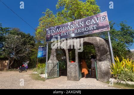 Bohol, Philippinen - 27. Januar 2020: Eingang zur Hinagdanan Cave, Panglao Stockfoto