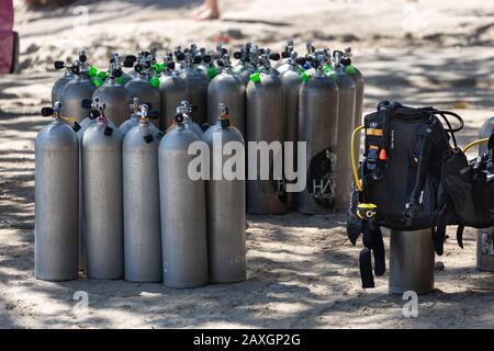 Panglao, Bohol, Philippinen - 26. Januar 2020: Viele Tauchluft-Sauerstofftanks am Strand Stockfoto