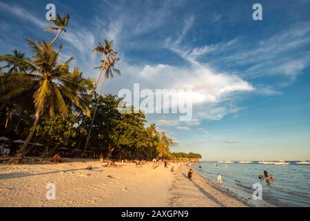 Panglao, Bohol, Philippinen - 27. Januar 2020: Schöner Blick auf den Strand von Alona mit Touristen Stockfoto