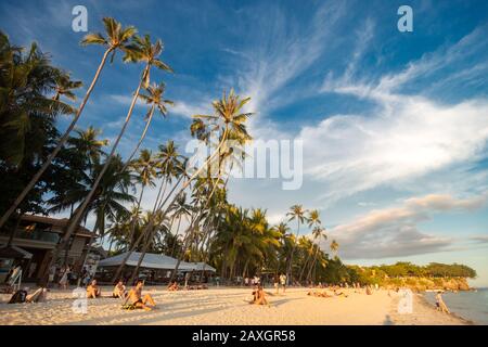 Panglao, Bohol, Philippinen - 27. Januar 2020: Schöner Blick auf den Strand von Alona mit Touristen Stockfoto