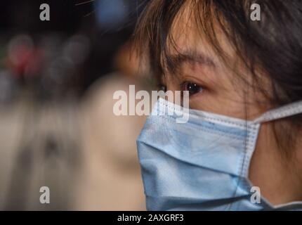 Peking, Chinas Provinz Guangdong. Februar 2020. Li Peiyin, Krankenschwester des Krankenhauses von Nanfang, sieht die Kollegen als ihre Maske, die mit Tränen getränkt ist, in Guangzhou, Südchina Provinz Guangdong, 10. Februar 2020. Kredit: Liu Dawei/Xinhua/Alamy Live News Stockfoto