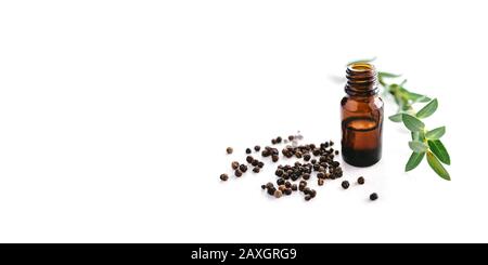 Schwarzes Pfeffer ätherisches Öl isoliert auf weißem Hintergrund Stockfoto