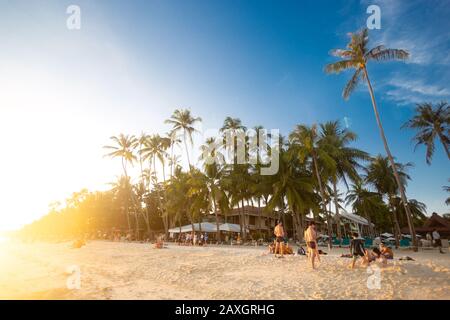 Panglao, Bohol, Philippinen - 27. Januar 2020: Schöner Blick auf den Strand von Alona mit Touristen Stockfoto