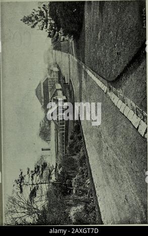 Adshead's praktischer Führer nach Glasgow: Mit Karte, Ansichten, Tramway Routen und Fahrpreisen und anderen nützlichen Informationen . E Gemeinde. Returningto The Great Western Road, eine Fahrt mit einem Auto zum Westernterminus, bei der man die palastartigen Residenzen von mer-Chant-Prinzen betrachtet, kann man loben. Ein kurzes Stück nach Südwesten, auf Dowanhill, das Königsobservatorium, eine feine moderne Struktur, die einen umfassenden Blick bietet. Wenn Sie die Kirklee Road auf der rechten Seite betrachten, wird Kelvinside Academy zu sehen sein. Eine halbe Meile weiter links befindet sich das Glasgower Royal Lunatic Asylum, Gartnavel, das im Jahre 1842 gegen einen Preis von o errichtet wurde Stockfoto