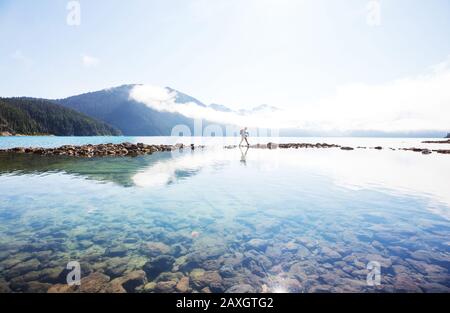 Wanderung zum türkisblauen Wasser der malerischen Garibaldi Lake in der Nähe von Whistler, BC, Kanada. Sehr beliebte Wanderung Ziel in British Columbia. Stockfoto