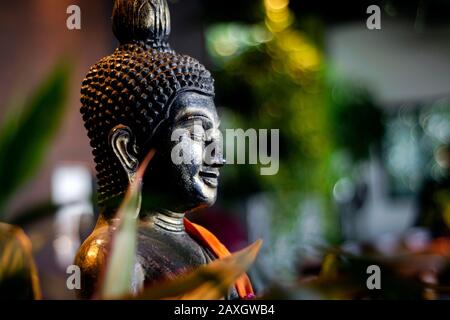 Buddha-Statue im Innengarten an der tropischen Bar in bangkok thailand Stockfoto