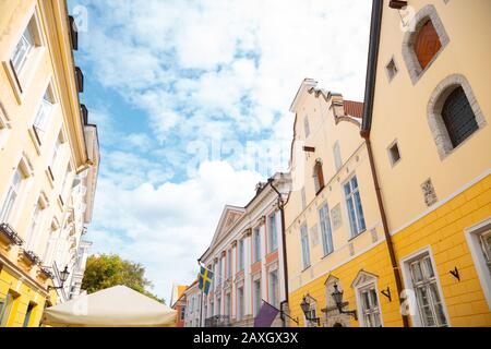 Die bunte Straße der Altstadt von Tallinn in Estland Stockfoto