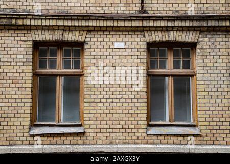 Alte Mauer aus Backstein und Holzfenster Stockfoto