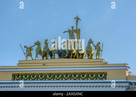 Platz Im Palast. St. Petersburg. Russland. 02/08/2020. Glorreiche Schar über dem Triumphbogen des Generalstabsgebäudes. Stockfoto