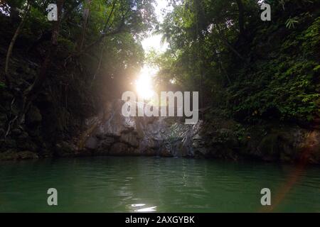 Versteckt in Dschungel Ingkumhan Wasserfälle, beliebte Touristenattraktion in Dimiao, Bohol, Philippinen Stockfoto