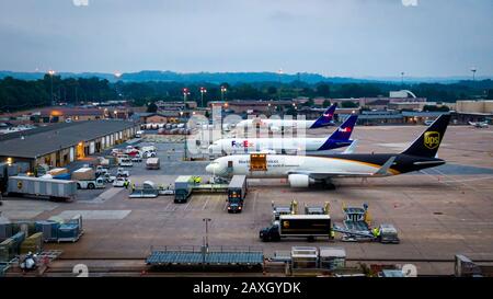 Harrisburg, Pennsylvania/Vereinigte Staaten - 08 16 2019: Lebhafter Morgen im Laderaum des Harrisburg International Airport, UPS und FedEx Cargo Stockfoto