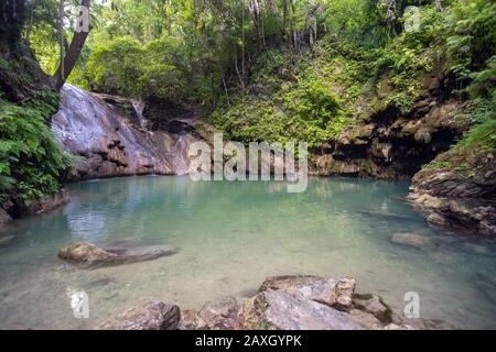 Versteckt in Dschungel Ingkumhan Wasserfälle, beliebte Touristenattraktion in Dimiao, Bohol, Philippinen Stockfoto