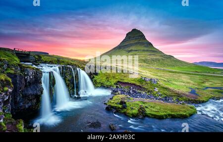 Malerische Landschaft mit Kirkjufellsfoss Wasserfall und Kirkjufell Berg, Island, Europa. Stockfoto