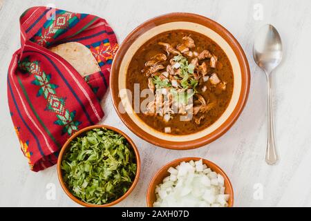 Birria de res, mexikanisches Gericht, das für Feiern typisch ist. Ist ein Ziegenbock, Hammel- oder Rindereintopf, meist würzig Stockfoto