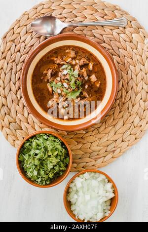 Birria de res vertikales Bild. Mexikanischer Essenseintopf aus Rindfleisch, Koriander und Zwiebel. Weißer Hintergrund Stockfoto