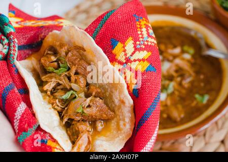 Taco de Birria Nahaufnahme. Dieser Taco ist typisch für Jalisco, Mexiko, ist würzig und er wird normalerweise mit mexikanischem Rindereintopf verzehrt Stockfoto