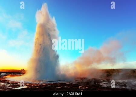 Der wunderschöne Geysir Geysir bricht im Südwesten Islands, Europas aus. Stockfoto