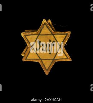 Holocaust-Gedenktag, gelbe Grenze, schwarzes Zentrum und Stacheldraht. Das Wort Juif bedeutet auf Französisch Jude. Stockfoto