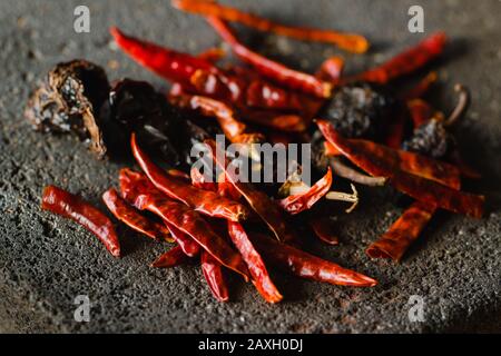 Getrocknete Chili Pfeffer mexikaner, einschließlich Sorten von chile Ancho und Arbol Chili auf einem traditionellen Metathintergrund Stockfoto