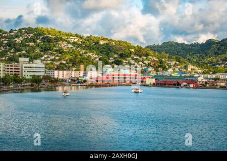 Castries, Saint Lucia, Westindien. Landschaft mit grünem Berg, Bucht mit Wasser und Gebäuden am Hafen. Stockfoto